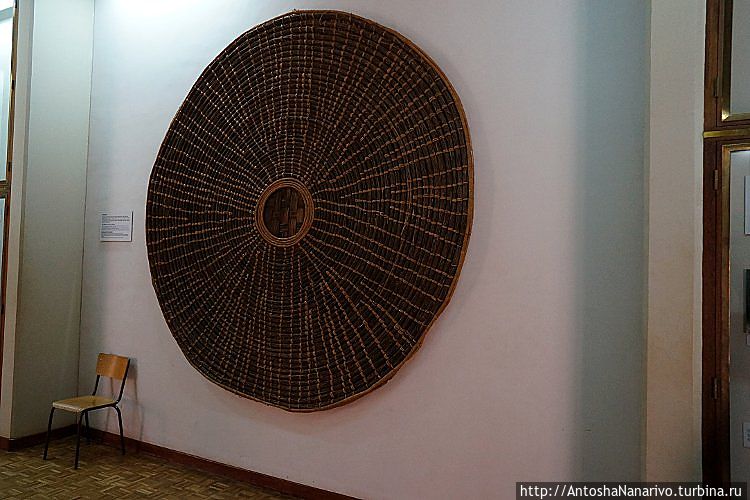 Это плетеный потолок для хижины. Это плетеный потолок для хижины.