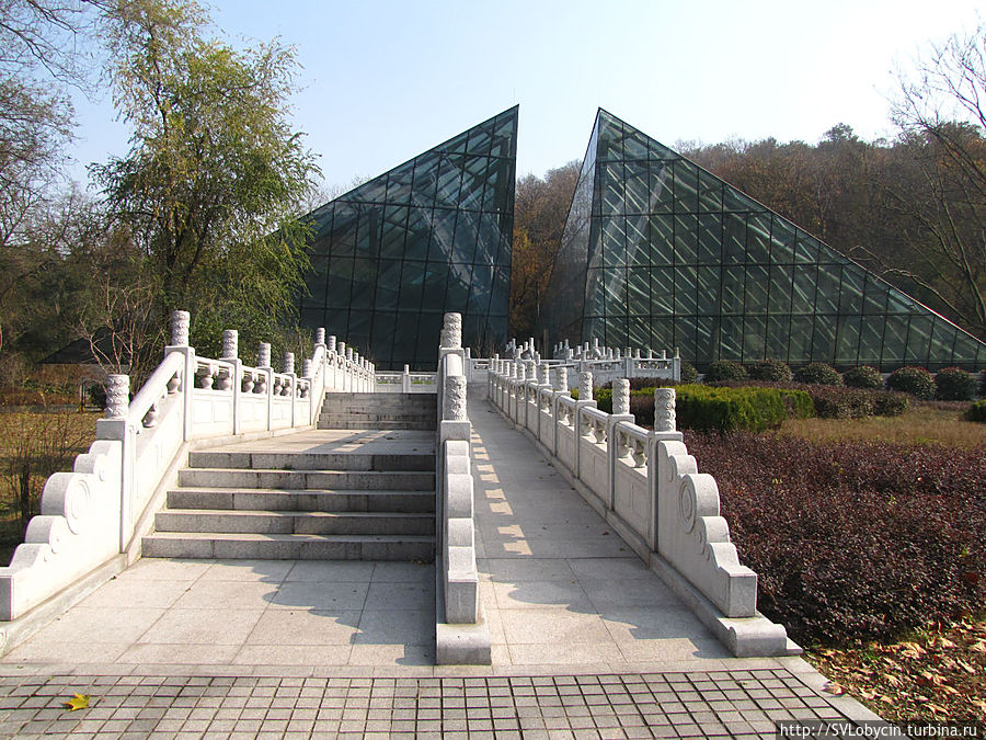 Лестница ведущая к музею, расположенному в двух пирамидах из стекла и металлокаркаса, соединенных между собой подземной частью музея Нанкин, Китай