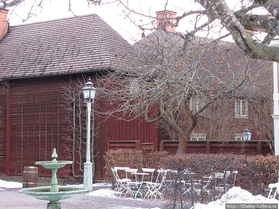 Площадь с фонтаном, здесь же есть кафе. Площадь с фонтаном, здесь же есть кафе.
