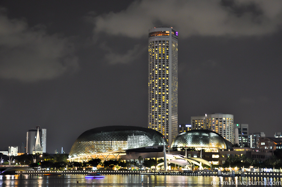На пути повстречалась такая оригинальная архитектурная композиция. На самом деле, два здания с куполообразной блестящей крышей – это сингапурский театр «Эспланада», напоминающий собой две половины самого скандального азиатского фрукта — дуриана. Сингапур (город-государство)