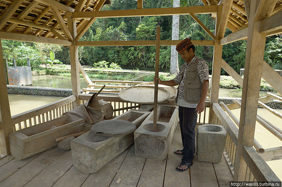 Гид демонстрирует ступу. Гид демонстрирует ступу.