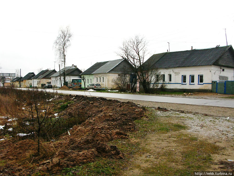 На старой Старицкой дороге первым делом замечаешь ряд каменных одноэтажных домов. Это дома для крестьян, которые построил М.Ф.Полторацкий по проекту В.П.Стасова. И понятно, зачем строил хозяин такие дома для своих крестьян. Усадьба была одной из богатейших и крупнейших в центральной России, дважды здесь принимали цариц Елизавету Петровну и Екатерину. На старой Старицкой дороге первым делом замечаешь ряд каменных одноэтажных домов. Это дома для крестьян, которые построил М.Ф.Полторацкий по проекту В.П.Стасова. И понятно, зачем строил хозяин такие дома для своих крестьян. Усадьба была одной из богатейших и крупнейших в центральной России, дважды здесь принимали цариц Елизавету Петровну и Екатерину.