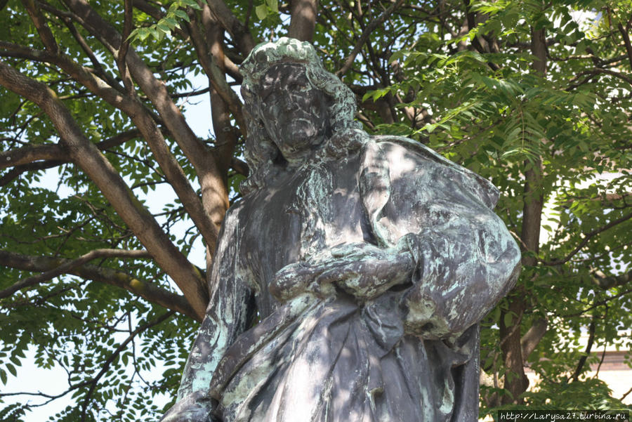 Памятник Яну Пальфину (1650- 1730) — хирургу и гинекологу, создавшему инструменты, помогающие при родах Кортрейк, Бельгия
