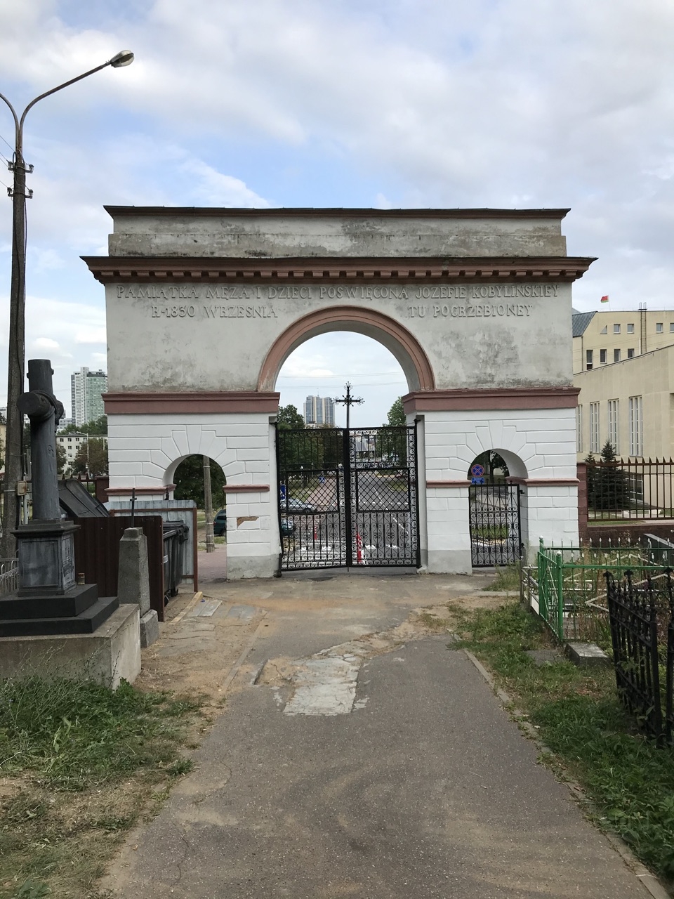 Надпись изнутри на воротах: память мужа и детей, посвящённая Юзефе Кобылинской в сентябре 1830-го тут погребённой Минск, Беларусь