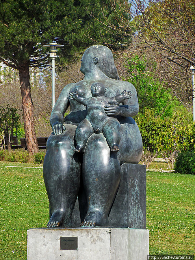 скульптура из сада Амалии Родригес Лиссабон, Португалия