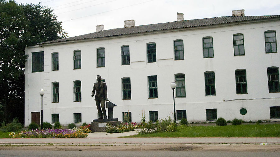 Есть в Торопце и современный памятник – памятник Учителю. Торопец, Россия