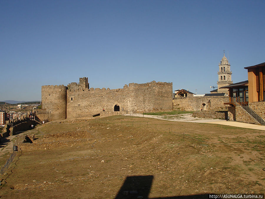В главном дворе замка. Впереди стоит цитадель — самая укреплённая часть крепости, территория последней надежды, в случае нападения. Понферрада, Испания
