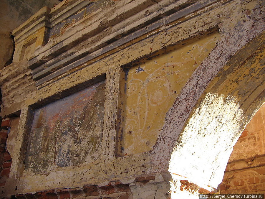 Остатки фресок над входом — другая сторона. Шклов, Беларусь