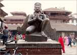 За спиной божества виден краешек храма «Кастамандап» (слева), давшего название Катманду