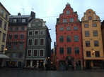 Разноцветные дома на знаменитой площади Сторторгет в историческом районе Гамла Стан.
Stortorget — самая старая и самая главная площадь Стокгольма. В переводе со шведского означает Большая площадь.