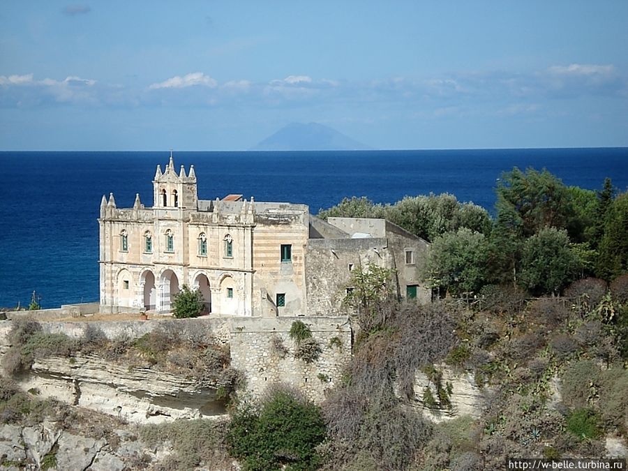 Крупным планом, на фоне Стромболи — острова-вулкана, расположенного в 60 км от этих мест посреди моря. Крупным планом, на фоне Стромболи — острова-вулкана, расположенного в 60 км от этих мест посреди моря.