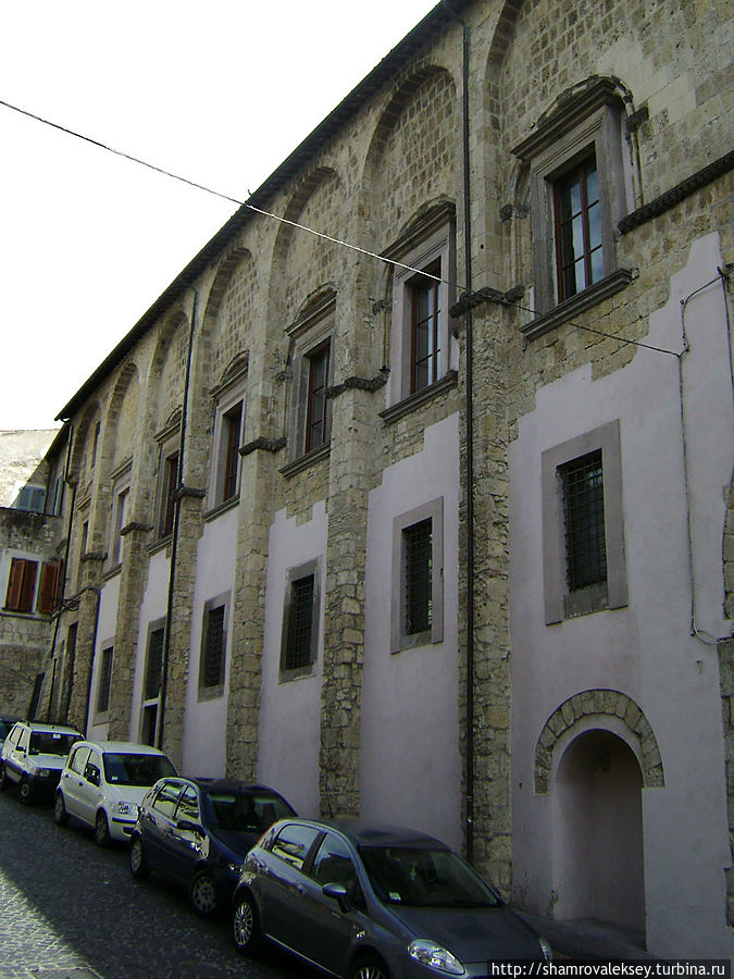 Городская Ратуша (Palazzo del Podestà), вид со двора Тарквиния, Италия