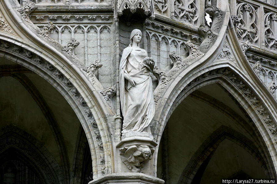 Деталь памятника Леопольду I. Аллегория в виде девушки — одна из девяти провинций Бельгии Брюссель, Бельгия