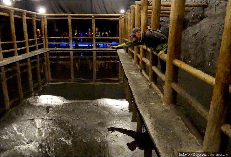 Подземное озеро — оно образовалось за счет воды, стекающей с потолка Сипакира, Колумбия
