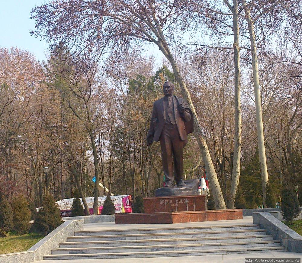 памятник Гафуру Гуляму Ташкент, Узбекистан