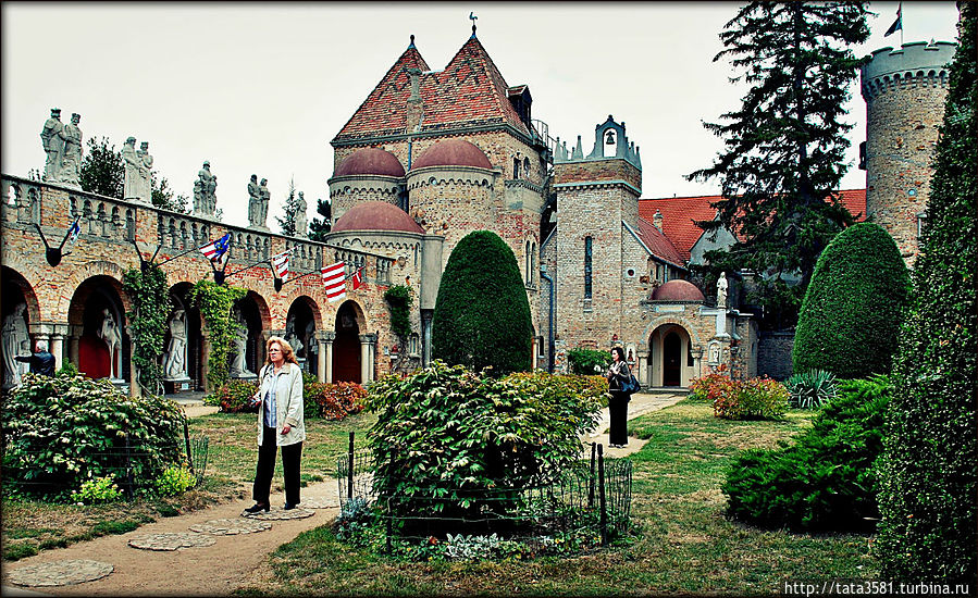 Внутренний двор оригинально украшен башнями, галереями и статуями, скульптурами... Секешфехервар, Венгрия