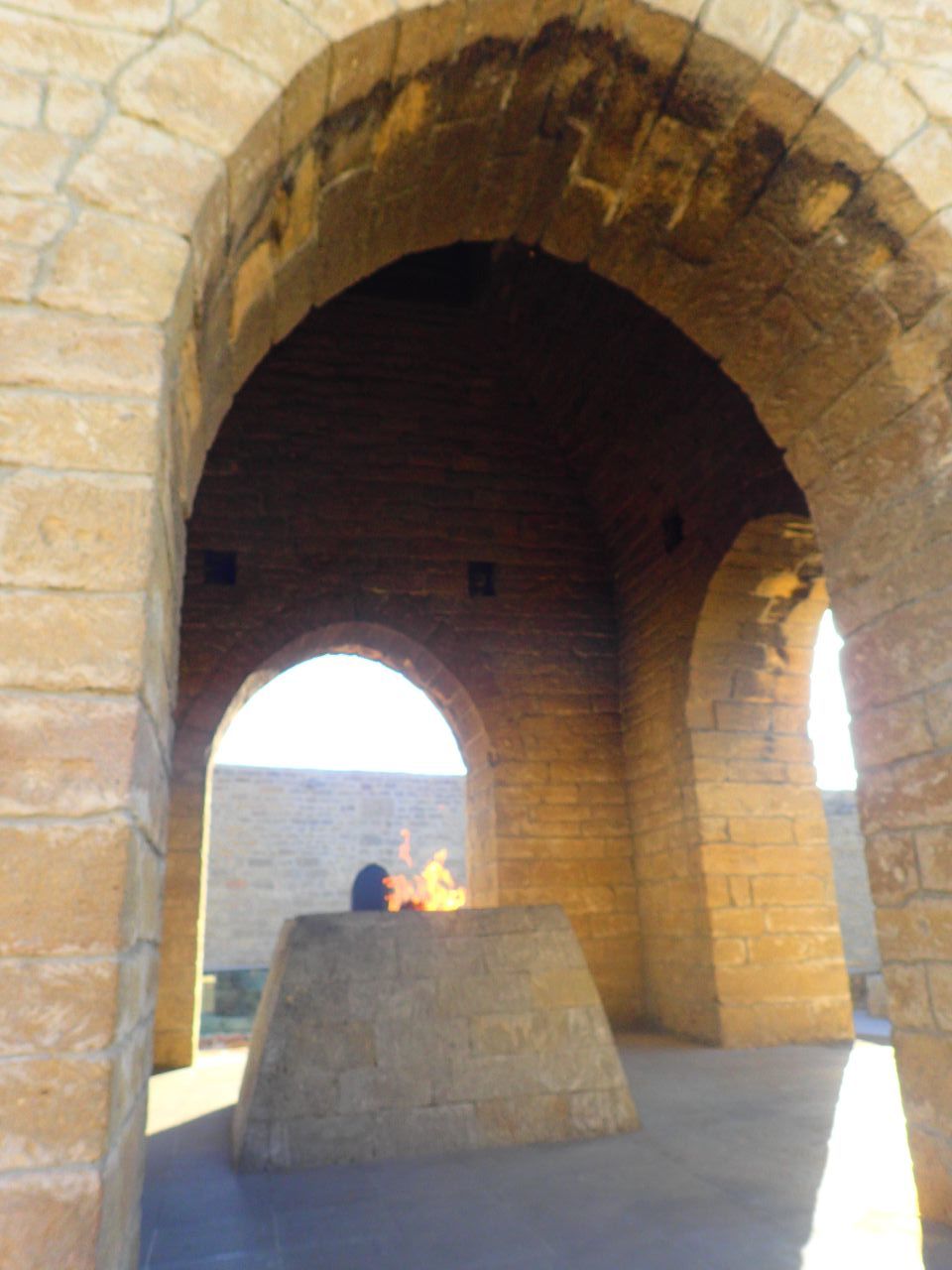 Храм трёх религий Атешгях, Дом огня. Индия и Иран в Баку Сураханы, Азербайджан
