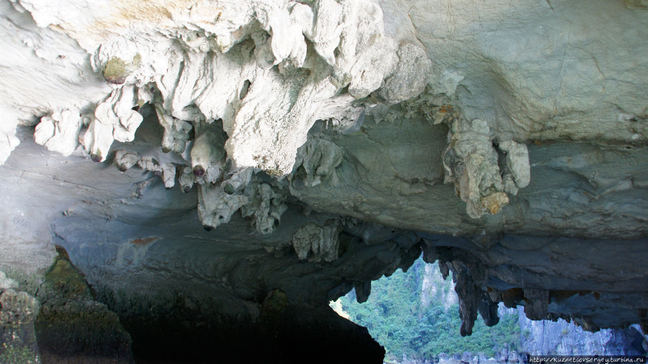 Остров Дау Го пещера с Тайную бухту Халонг бухта, Вьетнам