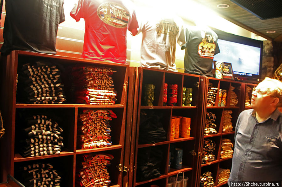 наличие продукции с собственным логотипом придало уверенности в респектабельности заведения... Гонолулу, CША наличие продукции с собственным логотипом придало уверенности в респектабельности заведения... Гонолулу, CША