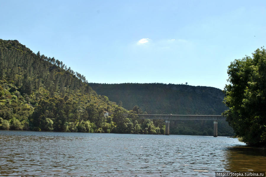 Великая португальская река Тежу и знаменитый мост через неё в городе Вила Велья ди Родау. Каштелу-Бранку, Португалия