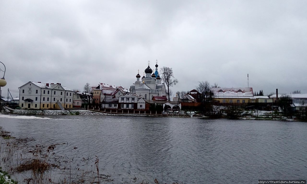 Образованное плотиной водяной мельницы озеро на реке Мяделька Поставы, Беларусь