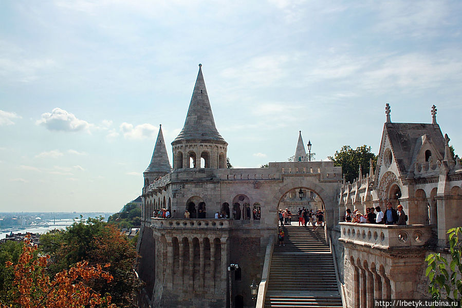 Башня Рыбацкого бастиона с одной из его лестниц Будапешт, Венгрия
