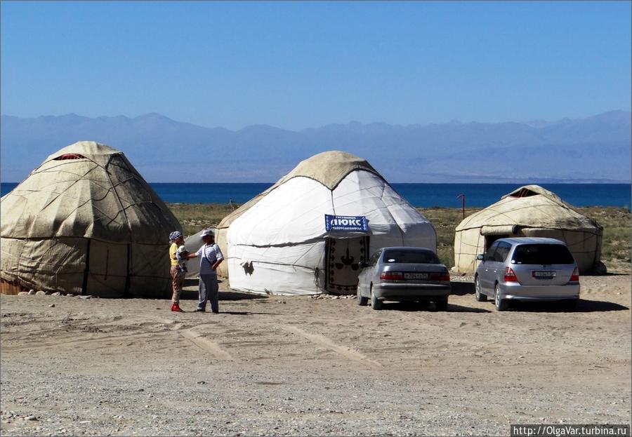 Юрты на берегу озера Иссык-Куль Балыкчи, Киргизия