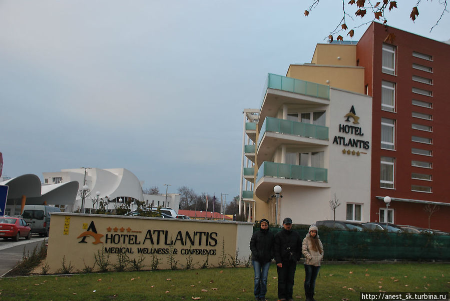 Размещались в отеле Атлантис, напротив находится Аквапарк самый большой в Европе. Хайдусобосло, Венгрия
