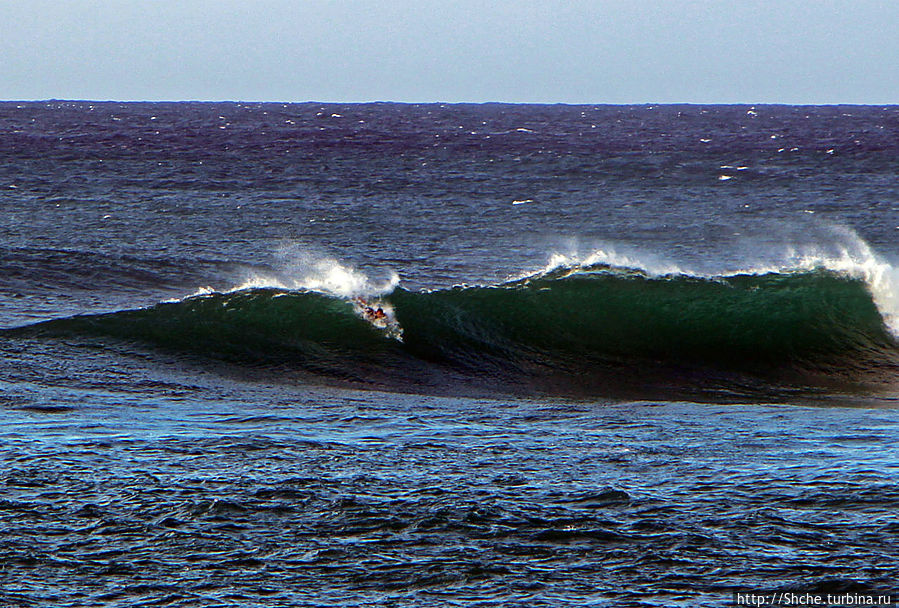 некоторые новички на могут пока встать на доску, потому в начале пытаются попробовать волну лежа некоторые новички на могут пока встать на доску, потому в начале пытаются попробовать волну лежа