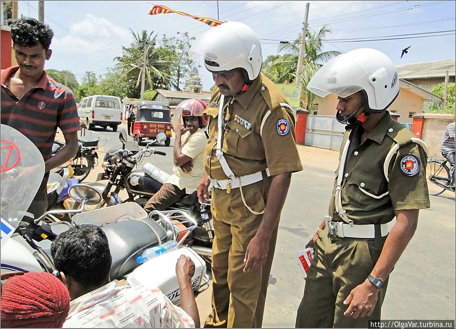 Дорожная полиция. Судя по минимальному трафику на улицах Тринкомали, даже не представляю, что ей здесь делать. Тем не менее служба есть служба... Дорожная полиция. Судя по минимальному трафику на улицах Тринкомали, даже не представляю, что ей здесь делать. Тем не менее служба есть служба...
