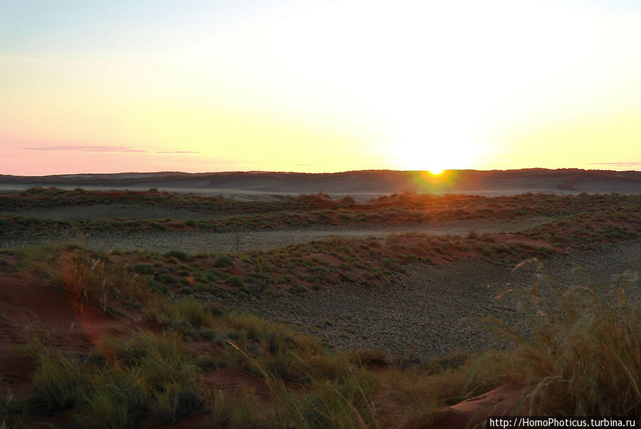 Сердце Намиба: закат южного солнца и восход полной луны
