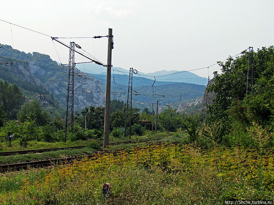 такой вот попался переезд, слева горы Врачанская область, Болгария