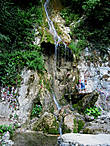 На  31 километре тонко струится, развивая брызги, небольшой горный водопад Мужские слезы.