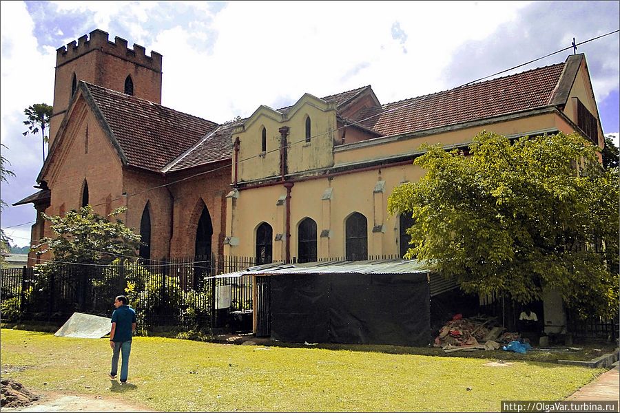 *Церковь построили англичане, завершив её строительство в 1848 году, и предназначалась она для британского гарнизона, дислоцировавшегося в Канди Канди, Шри-Ланка