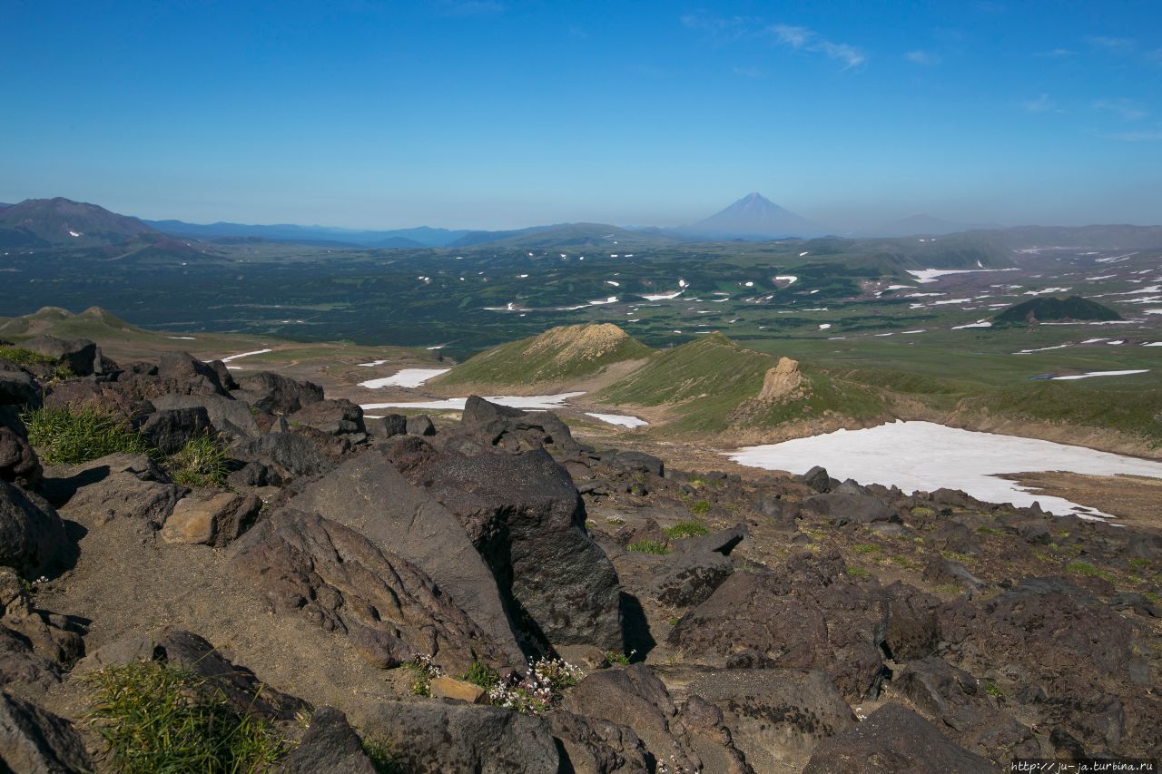 Вдалеке виднеется вулкан Опала. Он тоже действующий и он как раз относится к типу стратовулканов, как Везувий и Фудзияма (ну, из самых известных) Мутновский вулкан и окрестности (2323м), Россия