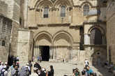 Вход в храм гроба господня в Иерусалиме.