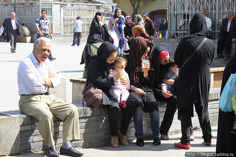 А перед входом в базар слепящее солнце и много народу Тегеран, Иран