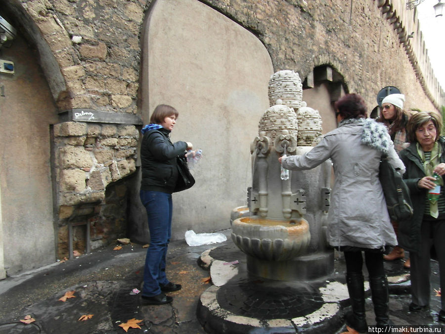 справа от площади фонтанчик с питъевой водой Ватикан (столица), Ватикан