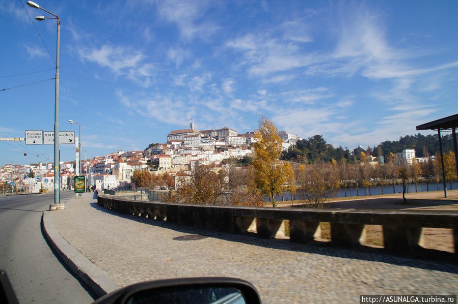 Коимбра является первой столицей Португалии. Сейчас известен в основном благодаря своему университету, одному из самых старых университетов Европы, богатому своими традициями и культурному наследию. До 1/3 жителей города имеют отношение к университету (преподаватели, студенты, обслуживающий персонал). Коимбра, Португалия