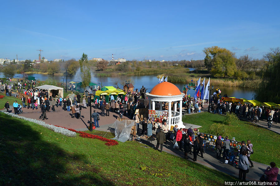 Устав от толкотни первого дня, некоторые участники ярмарки переместились на нижний ярус набережной Тамбов, Россия Устав от толкотни первого дня, некоторые участники ярмарки переместились на нижний ярус набережной Тамбов, Россия