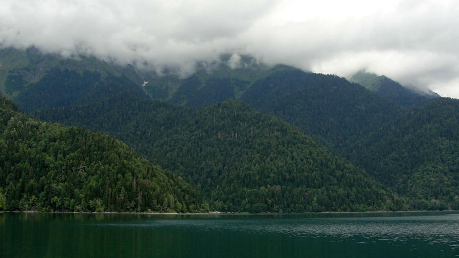 Изумрудная вода. Природа будто погрузилась в озеро Рица Реликтовый Национальный Парк, Абхазия