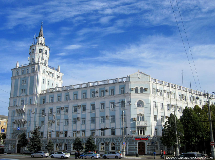 Главным зданием Комсомольской площади является построенная в стиле Сталинских высоток 