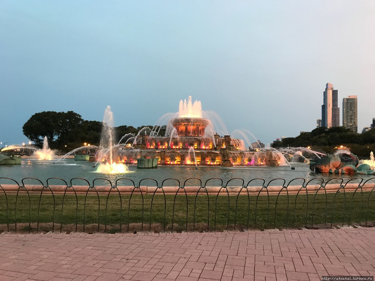 Букингемский фонтан на закате. Чикаго, CША