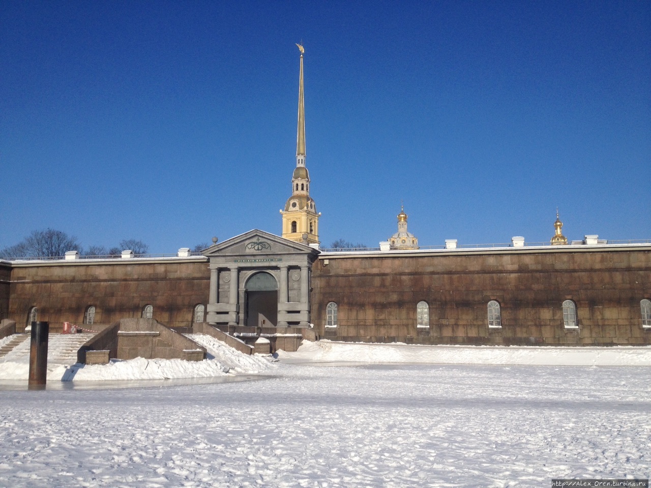 Яркий солнечный день Санкт-Петербург, Россия Яркий солнечный день Санкт-Петербург, Россия