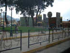 Изображения всеми почитаемых в Перу викуний украшают улицы Куско