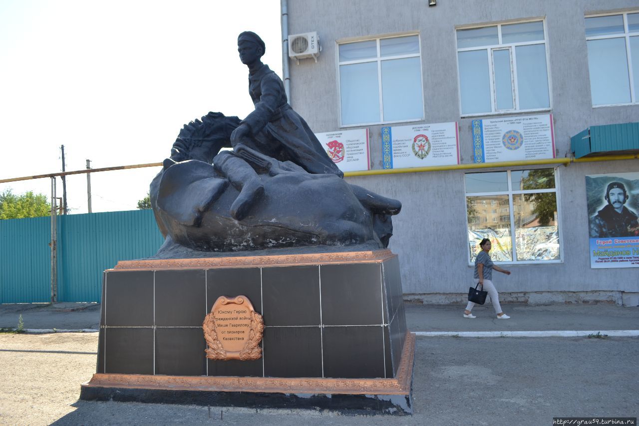 Демонтирован памятник Маншук Маметовой Уральск, Казахстан