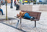 В Португалии у всех без исключения зонт только в виде трости. А спящий человек в городе обычное явление. В этом случае все в лучшем виде.