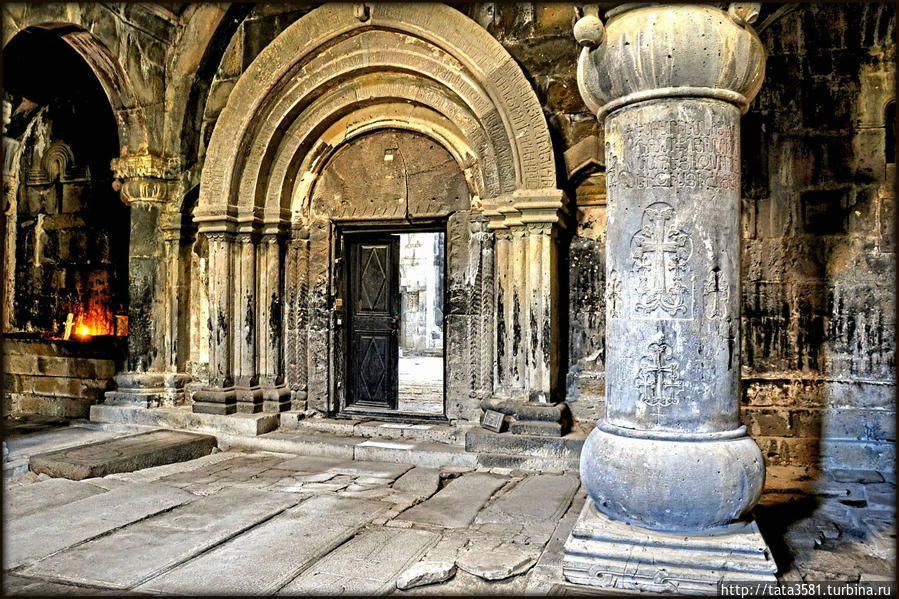 Внутри стены  декорированы резными хачкарами, а пол выстлан могильными плитами. Санаин, Армения