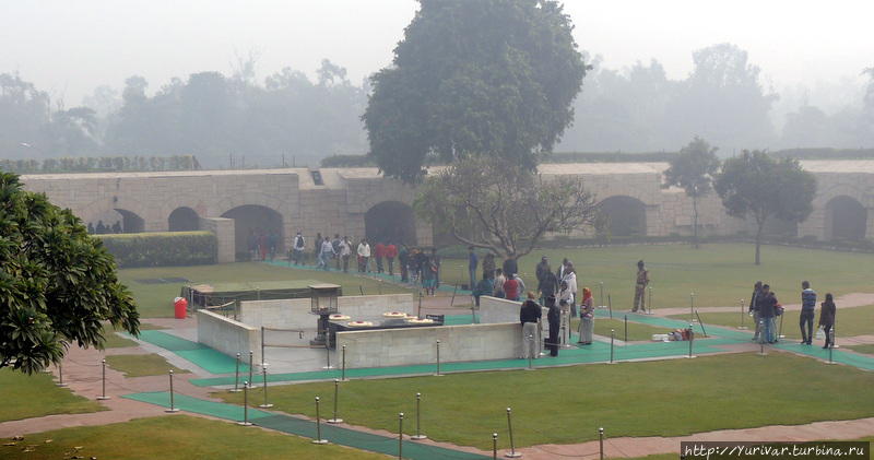 Радж Гхат — мемориальный комплекс, расположенный на берегу реки Джамны. Здесь покоится прах Махатмя Ганди — человека, который сделал Индию независимой страной Дели, Индия