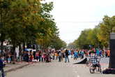 Проезжая   часть   улицы    Ленина    стала    в   этот   день   пешеходной.   Здесь  развернулись   детская,  молодежная    и   спотривные    площадки.